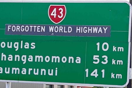 Straßenschild Forgotton World Highway