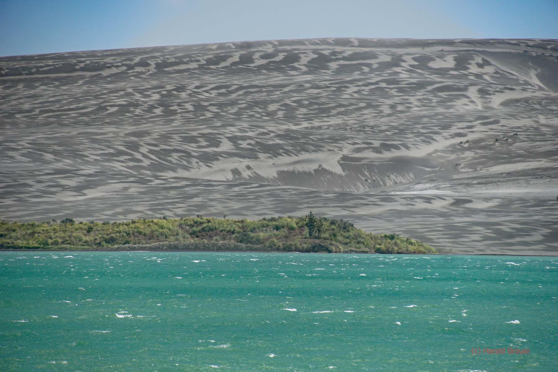Blick von Aotea auf die schwarze Dünenan der Potoorangi Bay