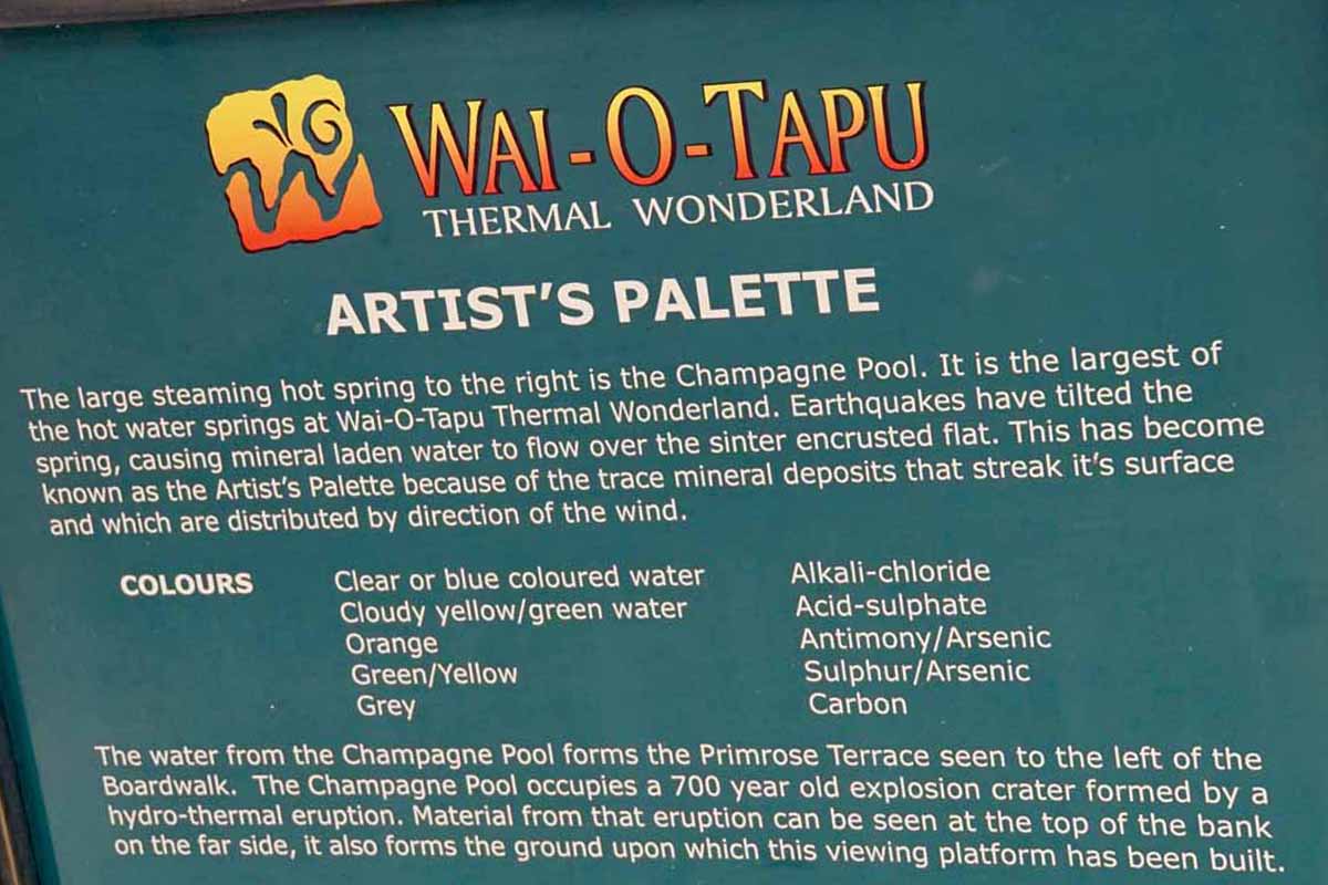 Diese Hinweistafel in Wai-O-Tapu macht deutlch welche Mineralien die geothermalen Kräfte an die Oberfläche bringen. und